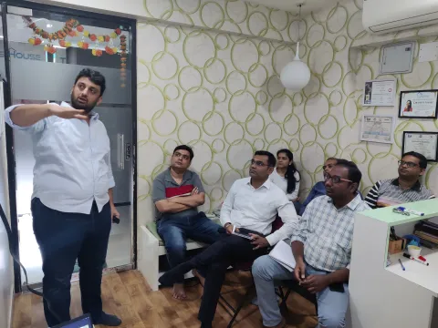 Dr Hitesh Nagrath teaching general dentists (3)
